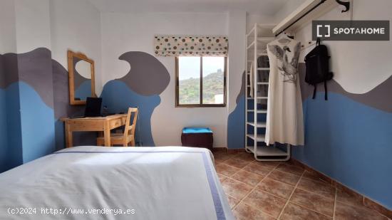 Se alquila habitación en casa de 4 dormitorios en Aroba - SANTA CRUZ DE TENERIFE