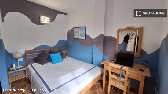 Se alquila habitación en casa de 4 dormitorios en Aroba - SANTA CRUZ DE TENERIFE