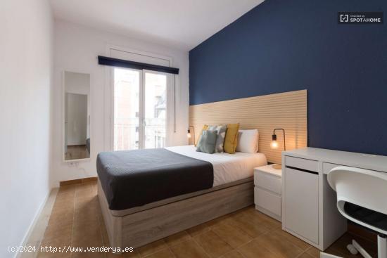  Se alquila habitación en piso de 5 habitaciones en Barcelona - BARCELONA 