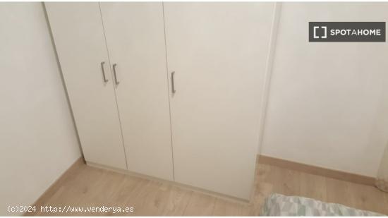 Se alquila habitación a estudiantes en piso de 3 habitaciones en Eixample - BARCELONA