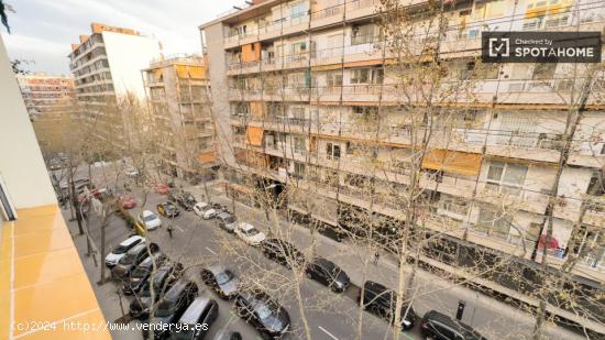 Habitaciones en alquiler en piso de 6 habitaciones en Sarrià-Sant Gervasi - BARCELONA