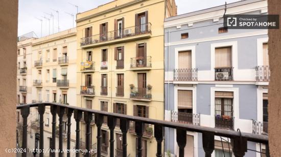 Alquiler de habitaciones en piso de 5 habitaciones en El Poble-Sec - BARCELONA