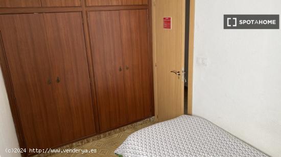 Habitaciones en piso de 5 dormitorios en Valencia - VALENCIA