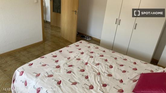 Habitaciones en piso de 5 dormitorios en Valencia - VALENCIA