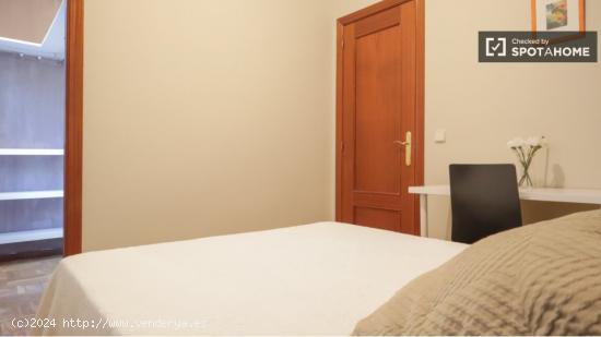 Se alquila dormitorio en Calle Goya - MADRID