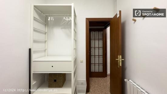 Se alquila habitación en piso de 5 dormitorios en Eixample - BARCELONA