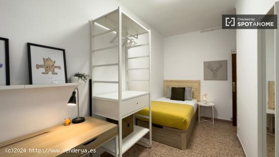 Se alquila habitación en piso de 5 dormitorios en Eixample - BARCELONA