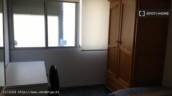 Alquiler de habitaciones en apartamento de 8 dormitorios en Cruz De Humilladero - MALAGA