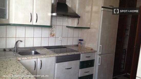 Alquiler de habitaciones en apartamento de 8 dormitorios en Cruz De Humilladero - MALAGA