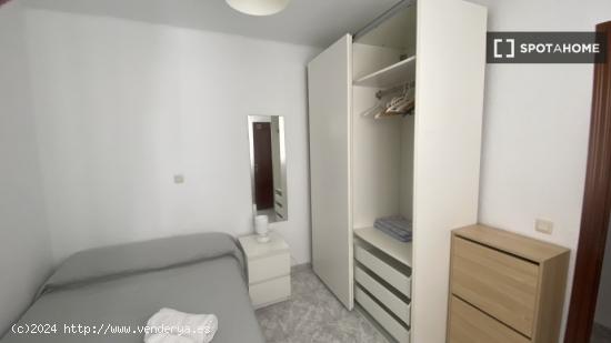 Alquiler de habitaciones en apartamento de 8 dormitorios en Cruz De Humilladero - MALAGA