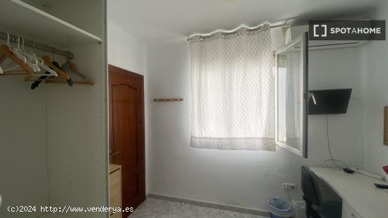 Alquiler de habitaciones en apartamento de 8 dormitorios en Cruz De Humilladero - MALAGA