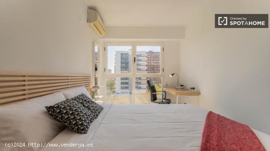 Se alquila habitación en apartamento de 6 dormitorios en Algirós. - VALENCIA