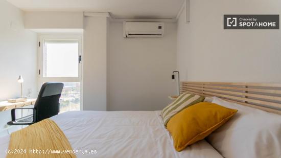 Se alquila habitación en apartamento de 6 dormitorios en Algirós. - VALENCIA