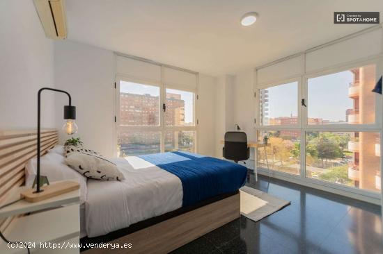  Se alquila habitación en apartamento de 6 dormitorios en Algirós. - VALENCIA 