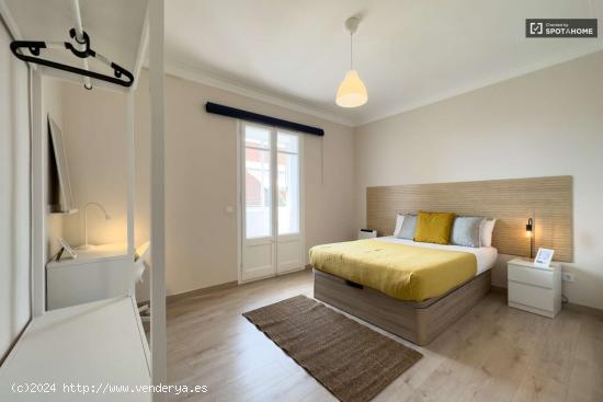  Se alquila habitación en piso de 6 habitaciones en La Salut - BARCELONA 