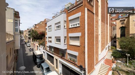 Se alquila habitación en piso de 6 habitaciones en La Salut - BARCELONA