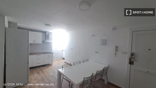 Alquiler de habitaciones en piso de 5 dormitorios en El Calvari - VALENCIA