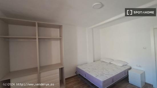 Alquiler de habitaciones en piso de 5 dormitorios en El Calvari - VALENCIA