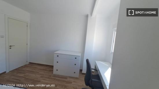 Alquiler de habitaciones en piso de 5 dormitorios en El Calvari - VALENCIA