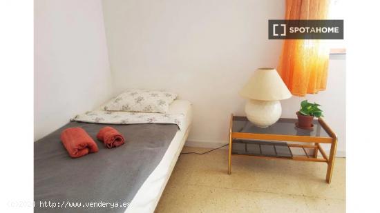 Se alquila habitación en piso de 4 dormitorios en Las Palmas De Gran Canaria - LAS PALMAS