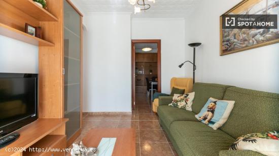 Se alquila habitación en piso de 3 dormitorios en Aiora - VALENCIA