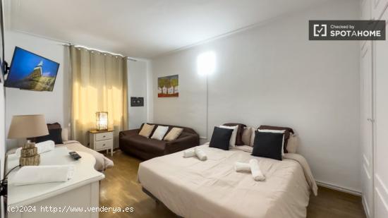 Habitación en alquiler en piso de 6 habitaciones en Navas, Barcelona - BARCELONA