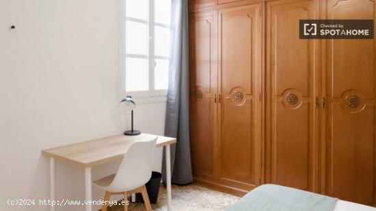 Se alquila habitación en apartamento de 6 dormitorios en L'Eixample. - VALENCIA