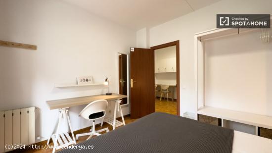 ¡Habitaciones en alquiler en un apartamento de 5 dormitorios en Barcelona! - BARCELONA