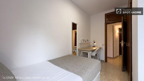 ¡Habitaciones en alquiler en un apartamento de 5 dormitorios en Barcelona! - BARCELONA