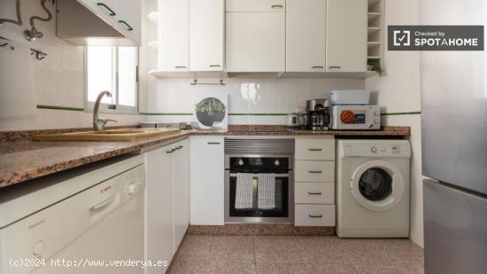 Se alquila habitación en piso de 5 dormitorios en Eixample - VALENCIA