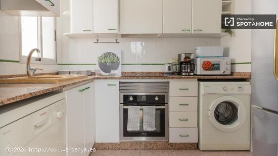 Se alquila habitación en piso de 5 dormitorios en Eixample - VALENCIA