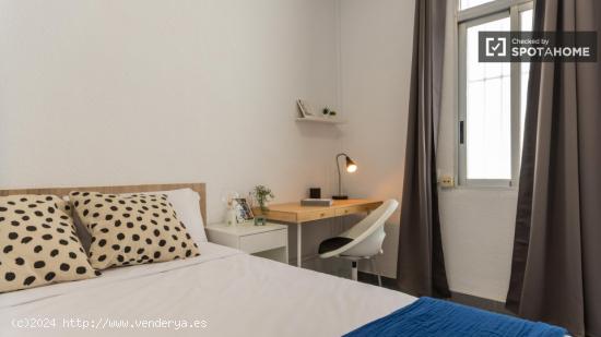 Se alquila habitación en piso de 5 dormitorios en Eixample - VALENCIA