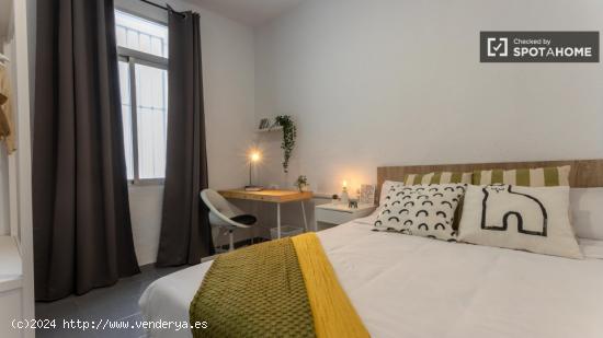 Se alquila habitación en piso de 5 dormitorios en Eixample - VALENCIA