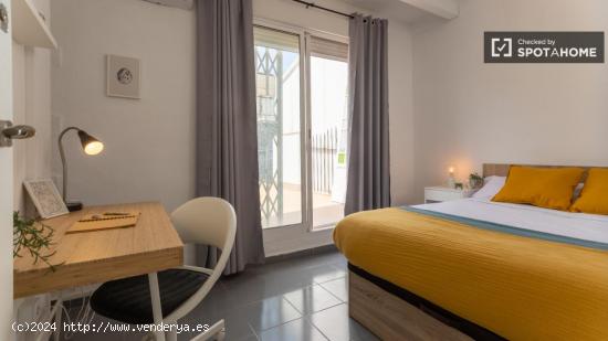 Se alquila habitación en piso de 5 dormitorios en Eixample - VALENCIA