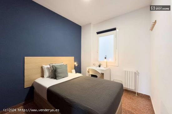  Se alquila habitación en piso de 8 habitaciones en Barcelona - BARCELONA 