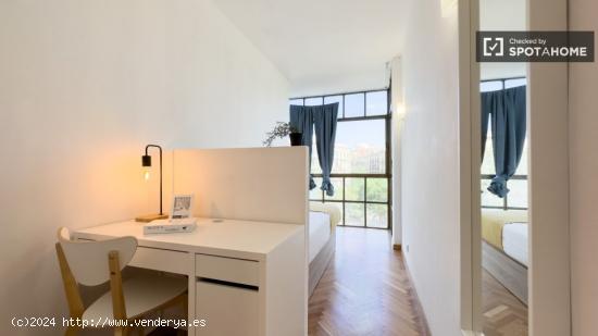 Se alquila habitación en piso de 8 habitaciones en Barcelona - BARCELONA