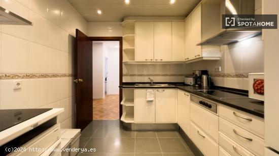 Se alquila habitación en piso de 8 habitaciones en Barcelona - BARCELONA