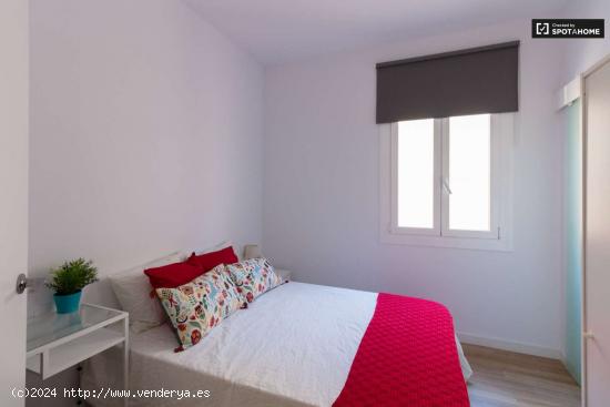  Alquiler de habitaciones en piso de 7 habitaciones en Gràcia Barcelona - BARCELONA 