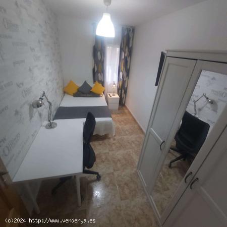  ¡Habitaciones en alquiler en piso de 4 habitaciones en Madrid! - MADRID 