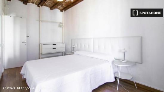 Habitación en apartamento de 3 dormitorios en El Raval - BARCELONA