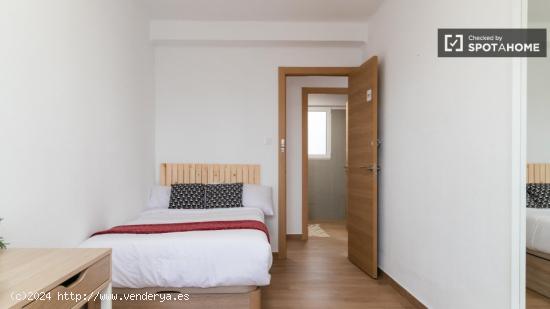 Se alquila habitación en piso de 5 habitaciones en Trinitat - VALENCIA