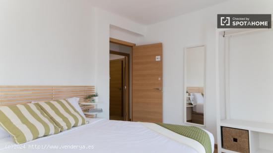 Se alquila habitación en piso de 5 habitaciones en Trinitat - VALENCIA