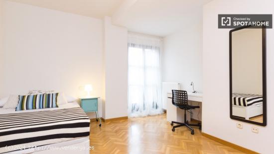 Habitación amueblada con calefacción en un apartamento de 8 dormitorios, Cuatro Caminos - MADRID