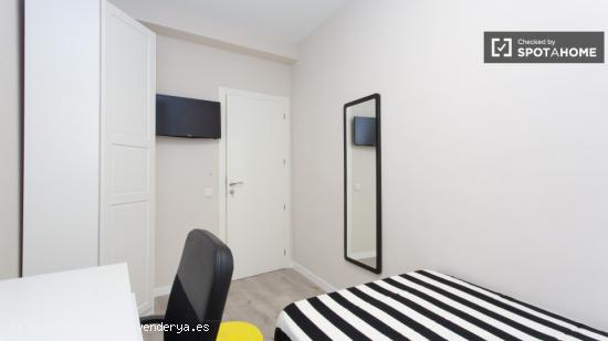 Encuentre una habitación con calefacción en un apartamento de 7 dormitorios, Malasaña - MADRID