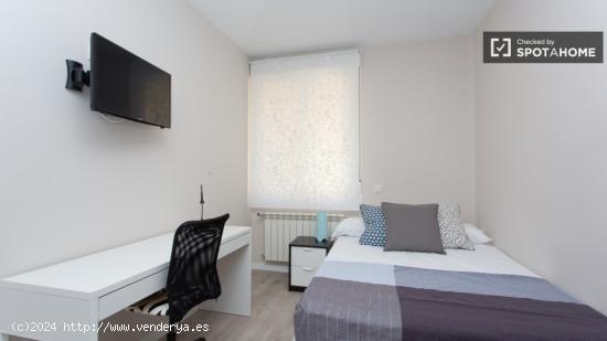 Se alquila habitación con amplio trastero en piso de 7 dormitorios, Malasaña - MADRID