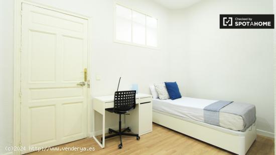 Cómoda habitación con escritorio en un apartamento de 6 dormitorios, Salamanca - MADRID