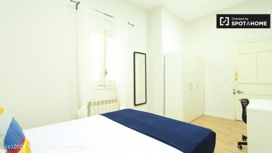 Elegante habitación con escritorio en un apartamento de 6 dormitorios, Salamanca - MADRID