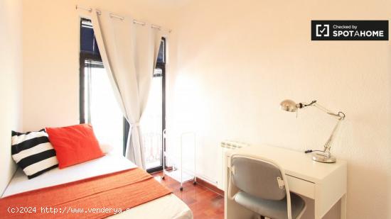 Habitación con balcón y escritorio en el apartamento Barrio Salamanca - MADRID