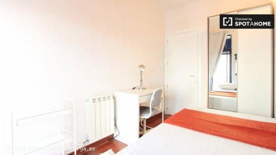 Habitación con balcón y escritorio en el apartamento Barrio Salamanca - MADRID