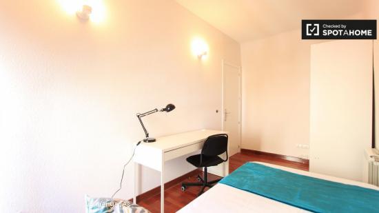 Encantadora habitación con escritorio en el apartamento Barrio Salamanca - MADRID